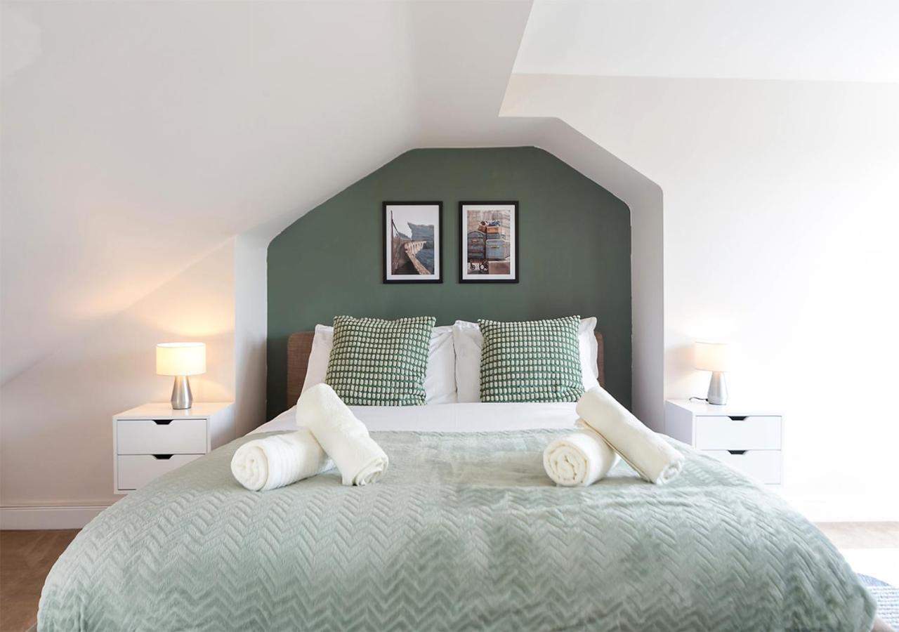 Luxury Chiswick 2 Bed Victorian Flat * Londra